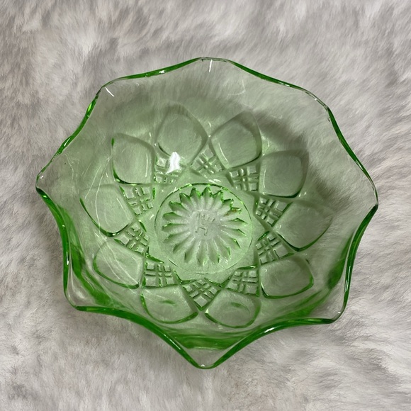 Hazel atlas green depression uranium glass ruffled bowl - Picture 3 of 5